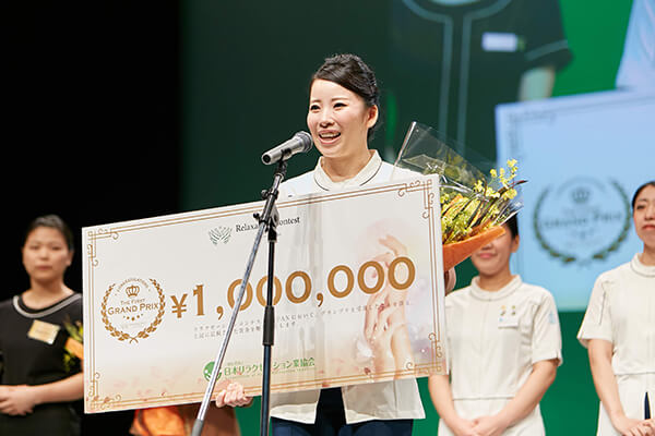 受賞スピーチをする伊奈さん