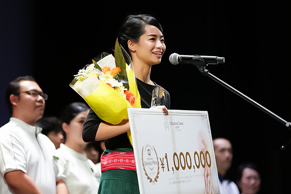 山田温子さん受賞の様子